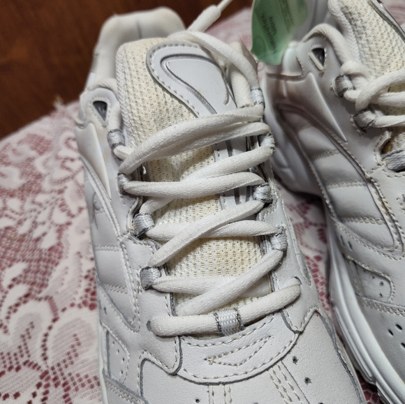 Danskin Now athletic shoe Leather Upper Nwob Size 11 - Picture 3 of 7